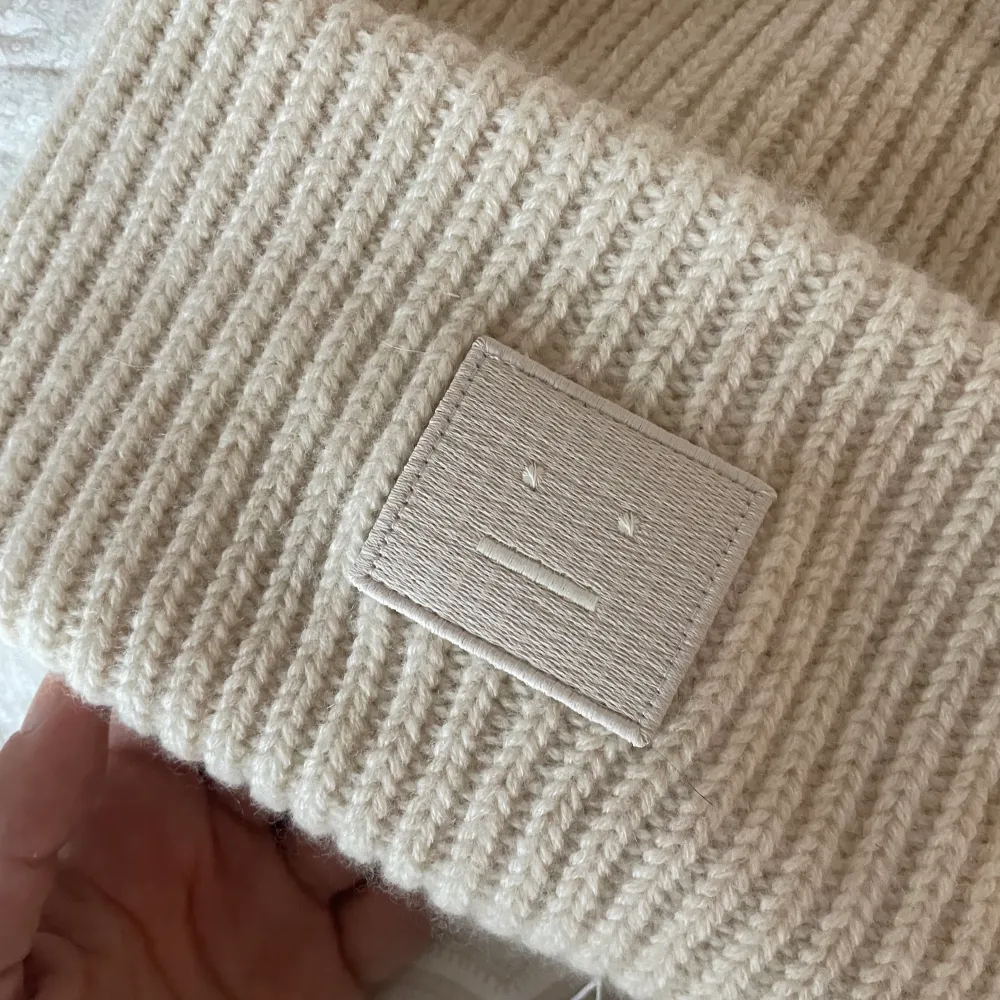 Helt oanvänd med prislapp kvar, från Acne Studio.. Jättefin och mysig!! Köparen står för frakt, kan mötas upp 🥰. Övrigt.