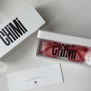CHIMI EYEWAER SOLGLASÖGON 004 - Säljer dessa fina solglasögon från Chimi Eyewear, jag köpte dem i från plick. Men tidigare ägaren köpte dem för cirka ett år sedan för 1100kr. Dem är som nya och i ett super bra skick! Modellen är 004 i färgen Guava 💞💞🫶🏼