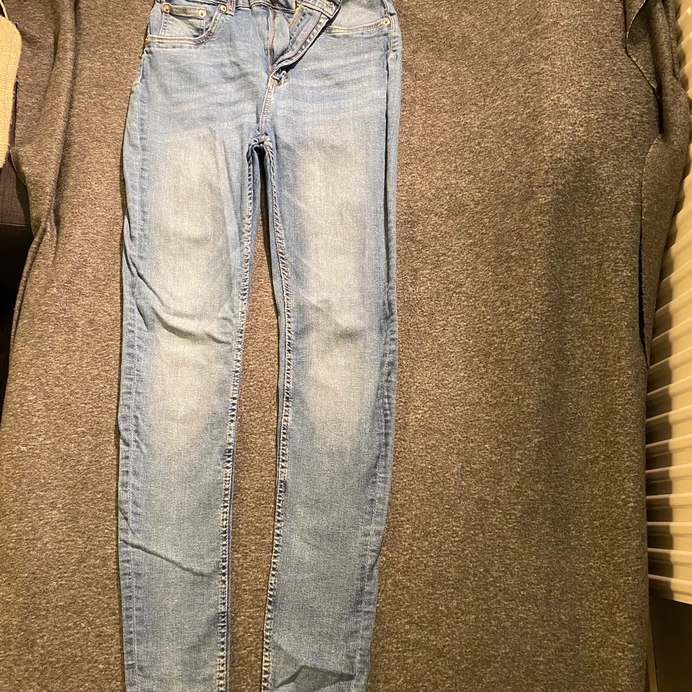 Ljusa högmidjade byxor strl M. Jag är 158 cm lång, byxorna är liite långa för mig. . Jeans & Byxor.