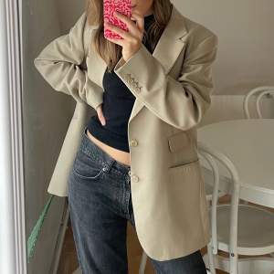 Säljer denna fina vintage kavaj / jacka i beige färg! Perfekt för tjocka tröjor under ni inför vintern. Herrmodell från början så är unisex och solklar oversize för oss tjejer :)