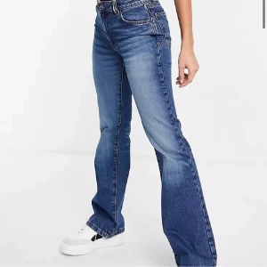 Low waist jeans  - Säljer dessa skit coola jeans från asos .Low waist flare. Nästan slutsålda. Helt nya och aldrig använda , fint skick. Säljer för att de tyvärr inte passade mig🙁 tar Swish, står inte för postens slarv. 🍀