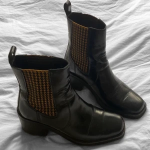 Boots - Sparsamt använda & Other Stories boots i bekväm tjock klack 🥀 strl 39. Har inga större slitningar än vad som syns på bilderna. Frakt ingår ej i pris. Kan frakta för 79kr eller mötas i Lund