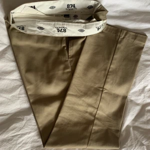 Beige Dickies W31/L32 - Jag säljer ett par beigea Dickies som är använda ett fåtal gånger. De är storlek W31/L32. Jag är 174 och de sitter perfekt på mig. Köparen står för frakten.   Om du vill ha fler bilder eller har andra frågor så ska jag göra så gott jag kan :) 