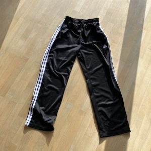 Vintage Adidas Nylon Trackpants - Bra skick! Womens XL, mens M typ. Inseam uppskattas vara 30-32. 💰💰