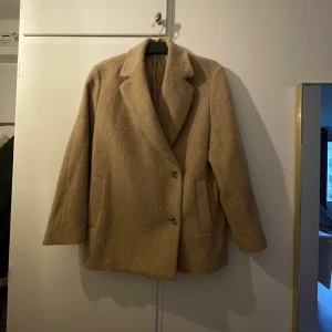 Höst / Vinterkappa & Other Stories - Säljer min varma mjuka kappa då den inte kommer till användning! (Nypris 1700kr) Den är i storlek S men skulle funka lika bra på en storlek M. Lite dåligt ljus på bilderna men kappan är ljusbrun i verkligheten. Nästan helt oanvänd. Frakt ingår ej. 🌸