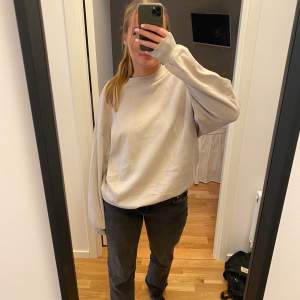 Beige sweatshirt ifrån H&M. Storlek S men sitter lite oversized på mig!  Pris 150 + frakt 🤎🤎