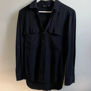 Svart skjorta från Zara - Svart skjorta från Zara i storlek XS. Bra skick! 