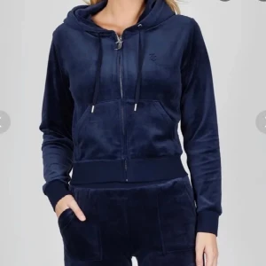 Juicy couture tröja  - Säljer min Juicy couture överdel då den inte kommer till användning längre, köptes i julas på Nk för lite mer än 1000 kr🥰