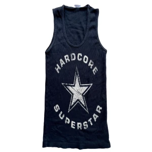 00s Tanktop  - !-50%!Coolt vintage ribbat linne med stjärn-tryck och texten ”hardcore superstar”!🙏🏼💋Fin figurformad passform! Stretchig så passar en Xs-M! I perfekt skick!😘