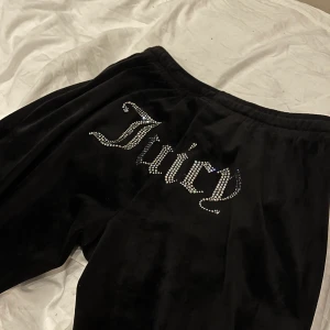 Svarta Juicy couture byxor  - Jättefina juicy byxor som är i storlek M. Säljer pga att de inte kommer till användning. De är i jättebra skick. Köparen står för frakten. 