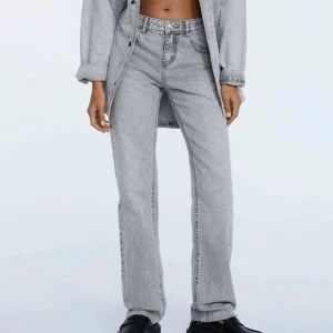 Stradivarius jeans - As snygga jeans från stradivarius som tyvärr är lite små för mig, mycke bra skick köpta för ungefär en månad sen och knappt använda. Frakt tillkommer på ungefär 60+ kr!!!!