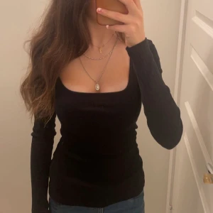 Anna field tröja - Så söt ribbad långärmad tröja från anna field som sitter perfekt på kroppen, den har som en kvadrat uringning köptes på zalando men kan inte hitta den nån mer