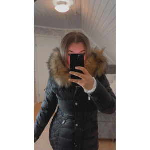 Rock and blue vinterjacka - Säljer nu min fina rock and blue vinterjacka!Den är i väldigt fint använd skick! Jackan är i en lite längre modell, går ungefär nedanför höfterna. Alla deagkedjor och knappar är fel fria, tveka inte höra av dig vid funderingar eller intresse!💞💞🫶🏽