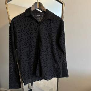 Säljer min leopard skjorta som är strl XS. Använt några ggr