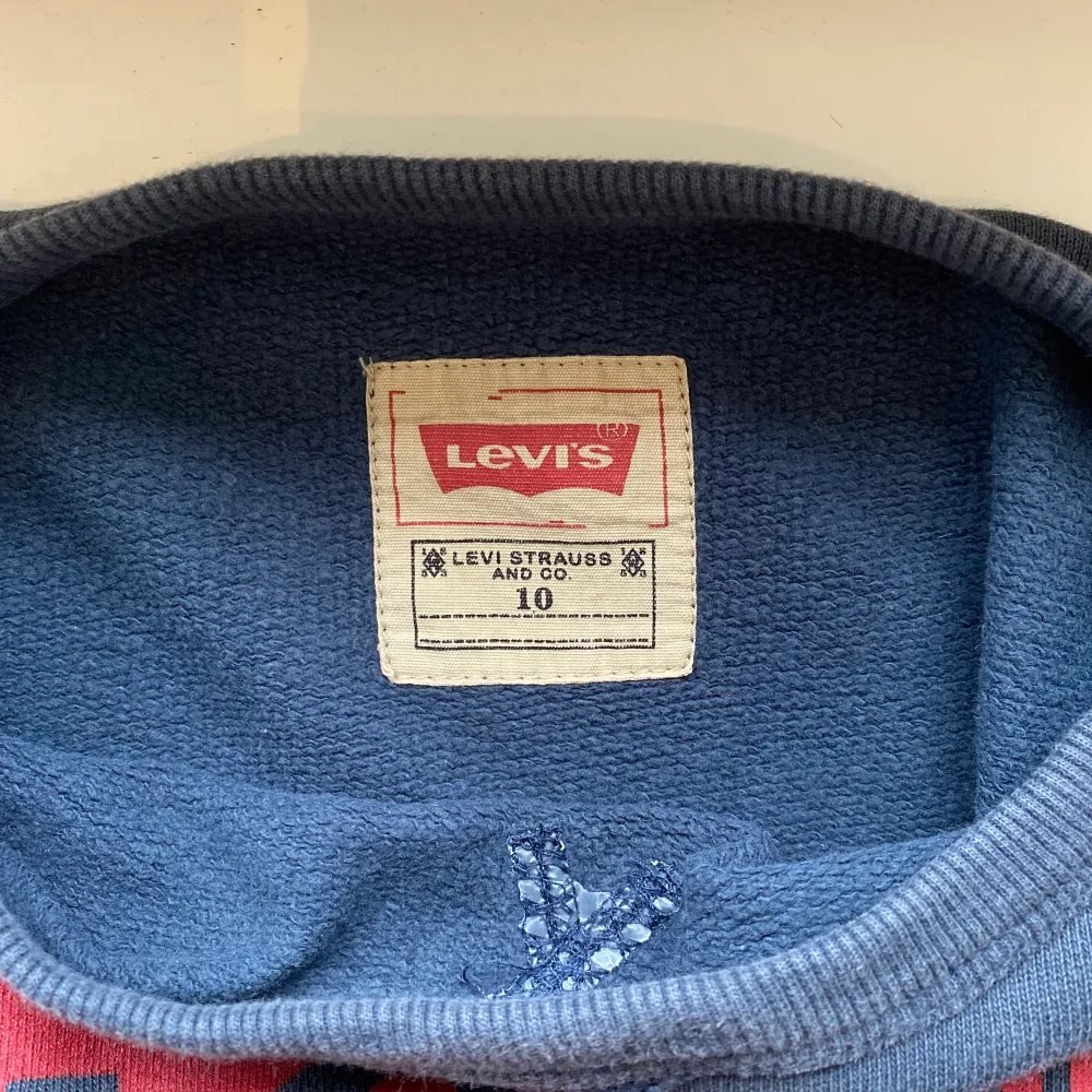 Säljer denna levi’s sweatshirt i färgen mörk blå. Köpt från barn avdelning 10 år men något stor i storleken Köparen står för frakten.. Tröjor & Koftor.