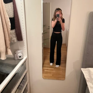 Kostymbyxor från Madlady - Vida trendiga kostymbyxor från Madlady. Använda ett fåtal gånger och inte alls slitna. Ordinarie pris 599kr men säljer de för 250kr + 49kr frakt 