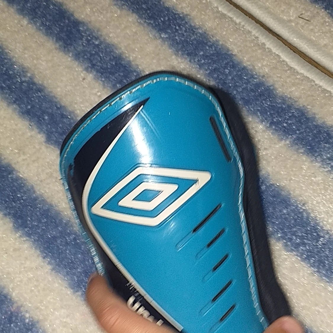 Umbro benskydd  - 91