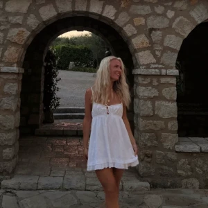 Vit klänning - En vit superfin klänning från princess polly i storlek S! Köpte från amanda korlak men är för kort på mig (är 180)💓