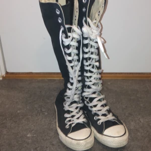 converse knä höga - Letar att byta dom hära 37.5 till en 38.5-39.5 ☺️ ⚠️JAG SÄLJER INTE DOM JAG LETAR BARA ATT BYTA STORLEK⚠️