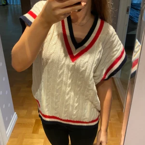 Stickad väst - Stickad väst köpt på secondhand, passar XS-L beroende på hur man vill att den ska sitta!🤍