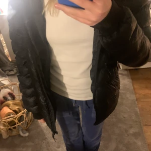 Peak performance jacka  - En jacka från förra året två hål i armen därav priset nypris 2500 säljer för den är för stor 