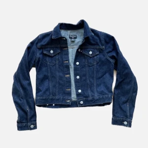 Ralph Lauren jeansjacka - Mörkblå jeansjacka från Ralph Lauren i strl M o fint skick, för referens är jag 1,60 lång o bär vanligtvis strl S ❤️‍🔥 Fraktas spårbart för 59 kr! 🧚🏽‍♂️ 