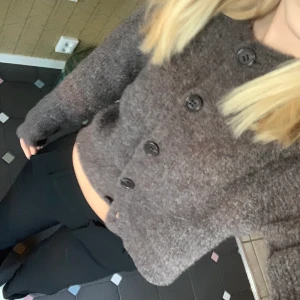 Stickad koft - Super fint skick då den nästan inte alls är använd🤗den är köpt på Lindex för 499kr och har 36% ull(se bild). Så den är jätte varm och skönt till vintern💕säljer då den inte kommit till användning. Hör av dig vid frågor eller fler bilder så fixar jag de💕