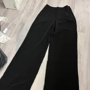 Dessa byxor är ett svarta par kostymbyxor ifrån BikBok i storleken 34. Dessa är för små för mig, annars hade jag aldrig sålt dom. Pris kan diskuteras! 
