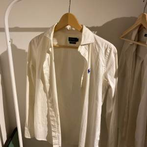 Vit Ralph Lauren skjorta knappast använd, skulle säga att den är i nyskick. Storlek 6/ xs Köptes för 1 195 kr
