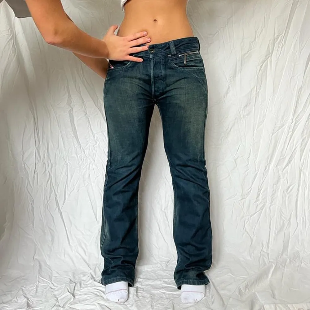 Diesel jeans- storlek 29/40 Innerbenslängden-75cm Midjemåttet-41cm Modellen b är vanligtvis storlek s och är 160cm Köp här eller på insta @refashionuf❤️❤️. Jeans & Byxor.