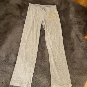 juicy couture byxor - Säljer dessa lågmidjade juicy couture byxorna i den gamla modellen super bra skicka förutom två små hål som har blivit på rumpan där av priset. Skickar fler bilder vid intresse😊Stl m i barn tror jag så passar någon xs 160-165