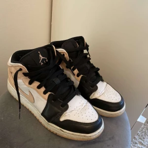 Jordan 1 mid - Säljer dessa Jordan 1 mid som är använda förra hösten. Dom är i helt okej skick 