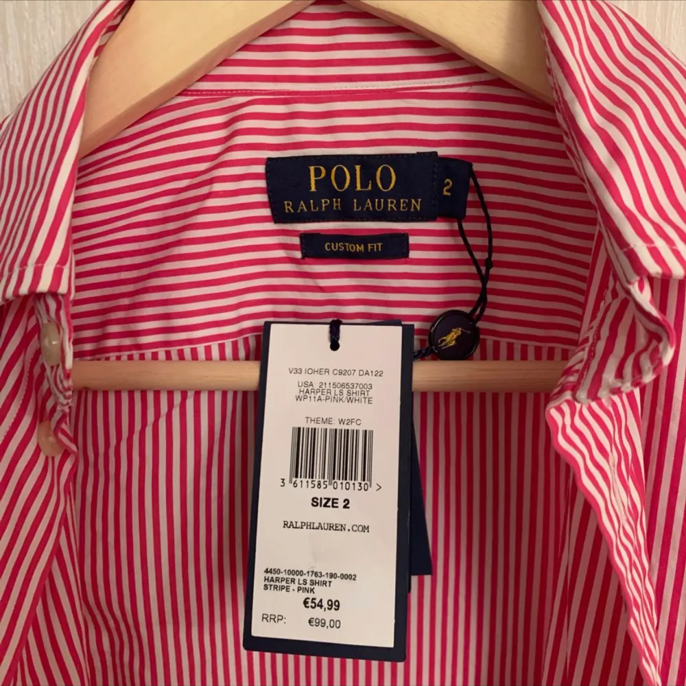 En helt ny Polo Ralph Lauren skjorta jag fick i present som är för liten. Storlek XS röd och vit randig. Bra skick, inga lösa trådar. Tjejmodell går in vid midjan lite. Nypris 1200kr. Skjortor.