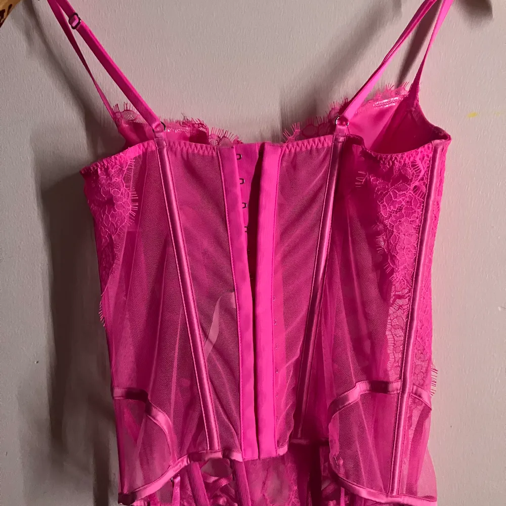 Fint rosa spets linne/korsett från victoria secret, ledig använd o köpte för 1,300kr så skulle kunna tänka mig o sälja för runt 1000 men priset kan diskuteras:D. Toppar.