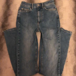 Blå jeans - Jag säljer dessa blå skinny jeans från Cubus, köpta för 600kr och säljer då dem är för korta för mig nu! Dem är högmidjade och materialet är mjukt o väldigt bekvämt att ha på sig , tveka inte att höra av er om ni har någon fråga. Svarar så snabbt jag kan❤️