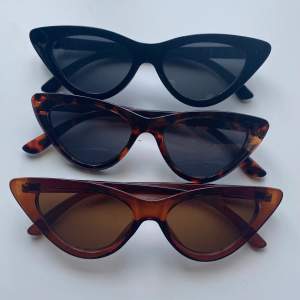 Solglasögon från blandade märken. 60 kr styck eller alla för 150. Fraktar eller möts upp i tc 