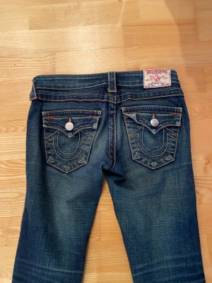 True religion jeans - Säljer världens snyggaste true religion jeans då dem inte kommer till andvändning💕dem är slitna längst ner därav priset💕jag är 161💕betalar endast med Swish💕kan posta idag!💕