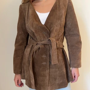 Vintage brun mockajacka - Vintage brun jacka i äkta mocka. Passar storlek XS/S. I använt skick. 