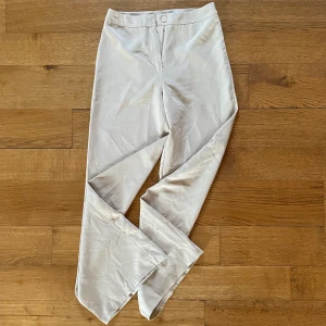 beiga vida byxor  - Så fina beiga vida byxor som går att ha både låg och högmidjade! Använda typ 2 gånger :( Skriv privat i chatten för att köpa. 