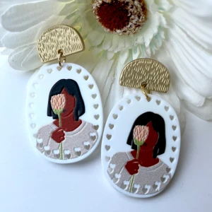 Kvinna och blomma örhängen 🤍 - Fri frakt 🤍