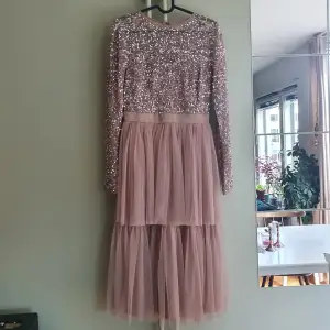 Använd en gång på ett bröllop, nypris 999 kr. Rosa/beige, kjolen är i mesh, fodrad, ej genomskinlig, dragkedja i ryggen. Perfekt för vinterbröllop eller julfest!