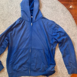 Zip hoodie, weekday, storlek: M - En zip hoodie som är knappast använd.