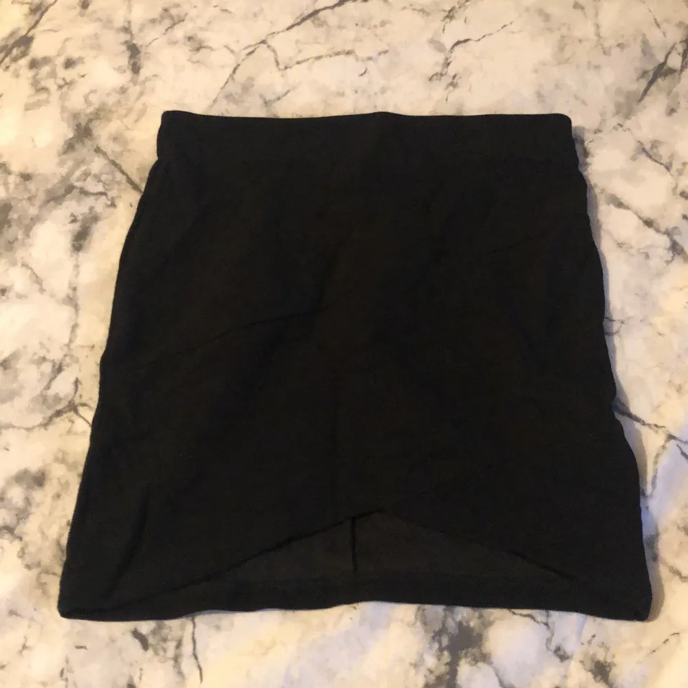 En kort svart tajt kjol, köpt från Cubus för några år sedan. Använd ett par gånger men fortfarande i fint skick. Använd för senast för ungefär 3 år sedan. Köpt från barn avdelningen.  Frågor?  Skriv i DM  Köparen står för frakten. . Kjolar.