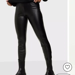 Skinnbyxor - Säljer mina skinnbyxor som aldrig används lappen sitter kvar. I storlek s. Skriv för mer bilder på dom❤️ny pris 399kr