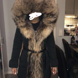 Amoress jacka - Jag säljer min amoress jacka den har inte kommit till så mycket användning, köpte den för 17000kr men säljer den för 5000 vill bara bli av med den, pris kan diskuteras i snabb affär☺️