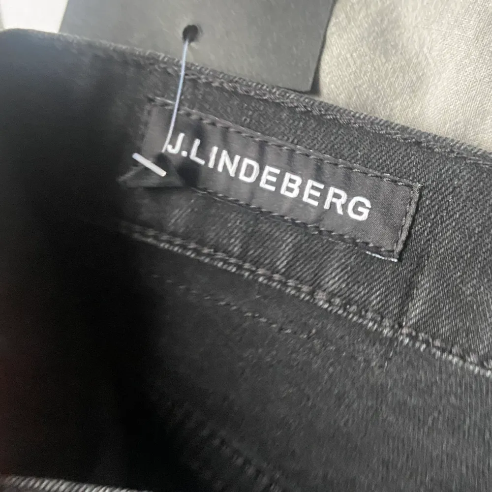 L.lindberg jeans stl 32,32  , köpt för 1700 men säljs för 600kr pris kan diskuteras. Säljs pga passar ej, ettiket finns kvar för mer info kom pm. Jeans & Byxor.