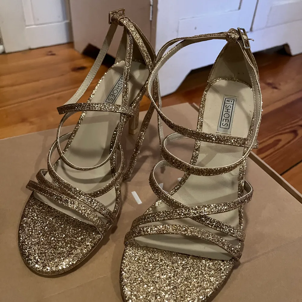 Säljer mina balskor som aldrig kom till användning… skorna är ifrån Nelly och är i storlek 37! Nyskick då som inte är använda😃 skorna är guldglittriga och super festliga, dom passar jättebra till nyårsfesten, bal och sommar!. Skor.