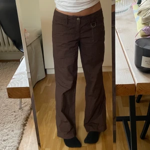 cargo byxor - Coola cargo liknade byxor. Köpt secondhand men är jätte fräscha. Jag är 165cm lång💓💕