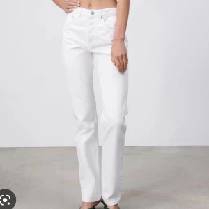 Zara jeans - Vita zara jeans, passar perfekt på mig som har 36/38 och dom är långa på mig som är 167❤️ skriv för fler bilder eller om du ör intresserad😎☺️