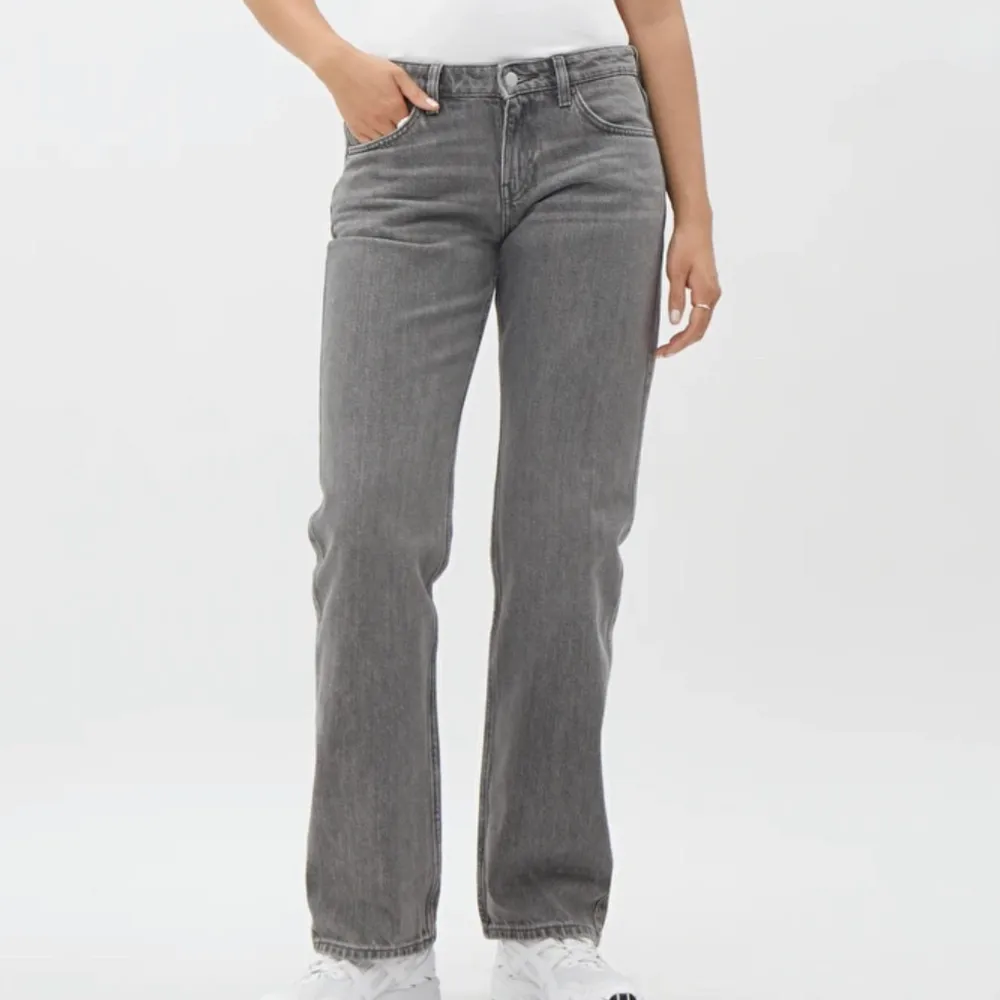 Säljer mina snygga lågmidjade jeans ifrån weekday i modellen ”arrow low straight jeans” och i färgen ”comet grey”😇Dom är slutsålda på hemsidan. Dom är i ett bra skick och är inte så använda. Köparen står för frakten:) KÖP DIREKT FÖR 450 + FRAKTEN. Jeans & Byxor.